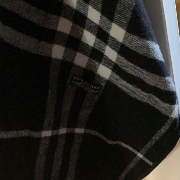 Burberry Reversible Cashmere Blend Scarf/Wrap - Picture 4 of 4